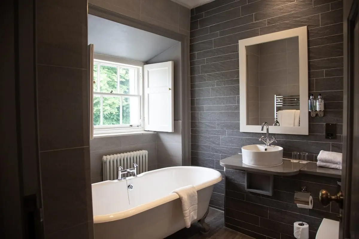 Queensbury Clayton Manor Suite