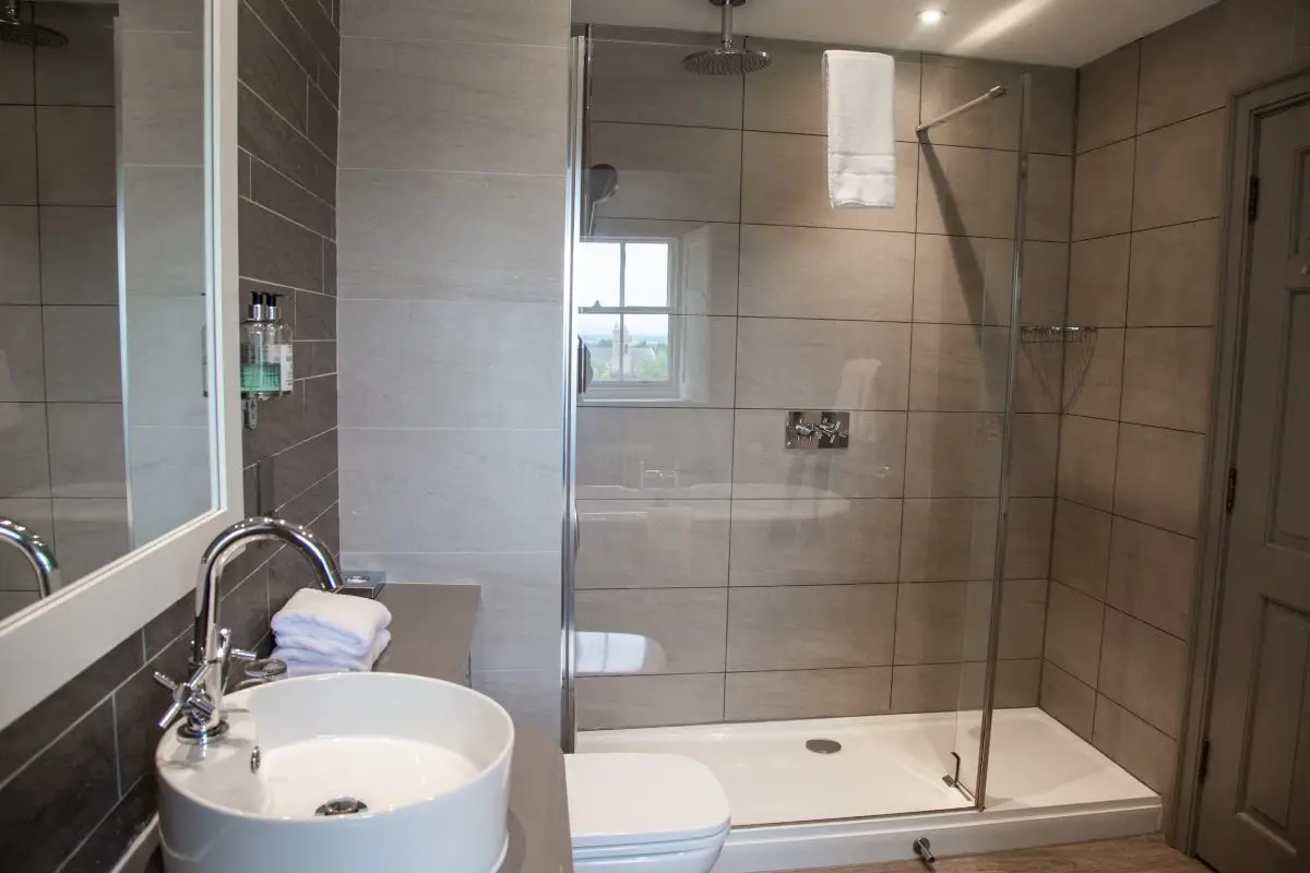 Queensbury Clayton Manor Suite